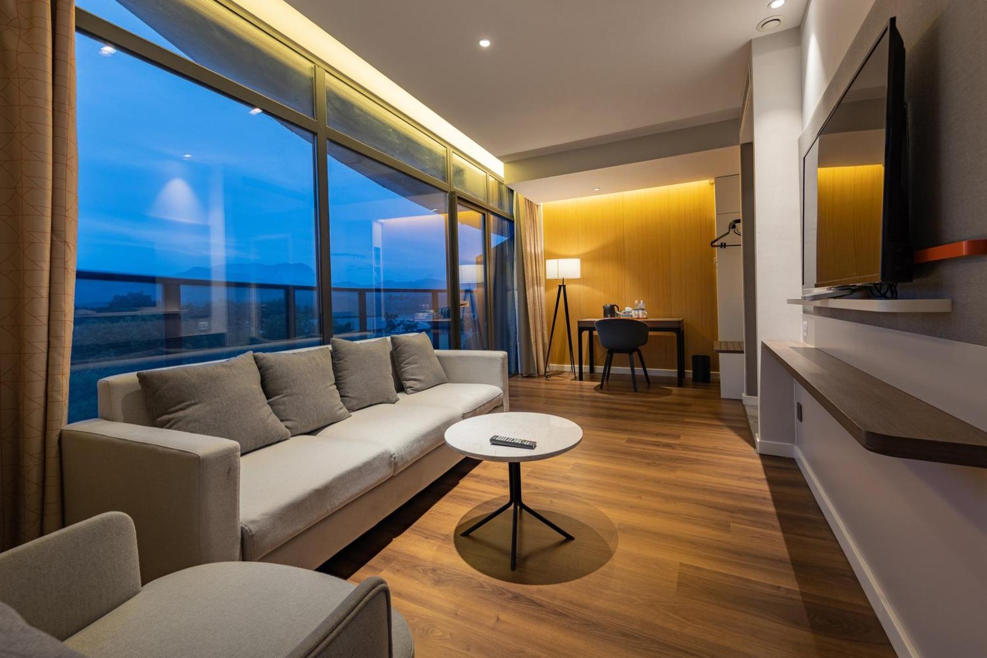 Holiday Inn Express Yichang Riverside By Ihg Exterior photo